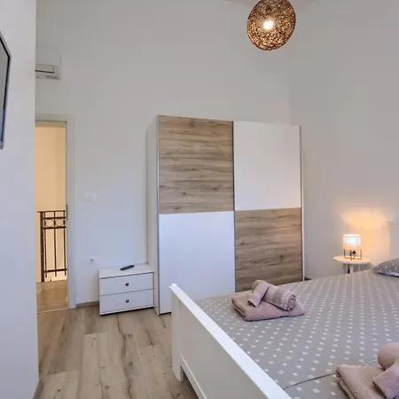 Amorea Kuca Sa Privatnim Bazenom I Vrtom, Segotici, Istra Krnica