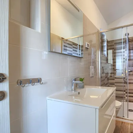 Holiday home Amorea Kuca Sa Privatnim Bazenom I Vrtom, Segotici, Istra *