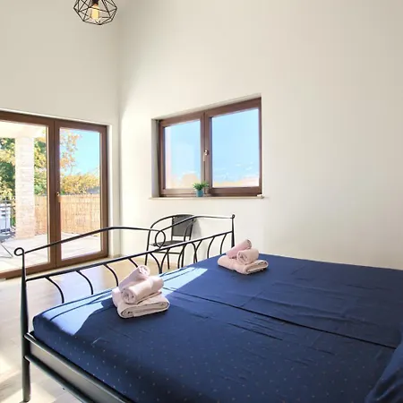 Holiday home Amorea Kuca Sa Privatnim Bazenom I Vrtom, Segotici, Istra Krnica