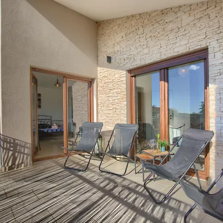Holiday home Amorea Kuca Sa Privatnim Bazenom I Vrtom, Segotici, Istra Krnica