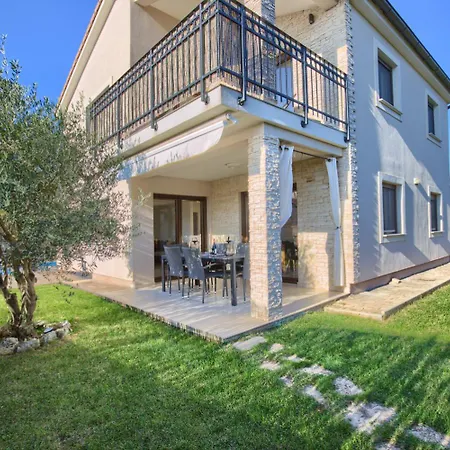 Holiday home Amorea Kuca Sa Privatnim Bazenom I Vrtom, Segotici, Istra Krnica